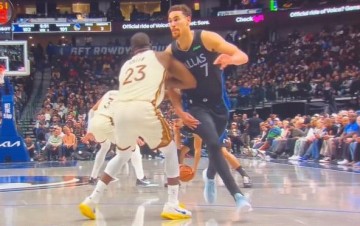 开云体育网址-追梦格林做挡拆掩护时肘击鲍威尔，裁判吹罚一级恶意犯规